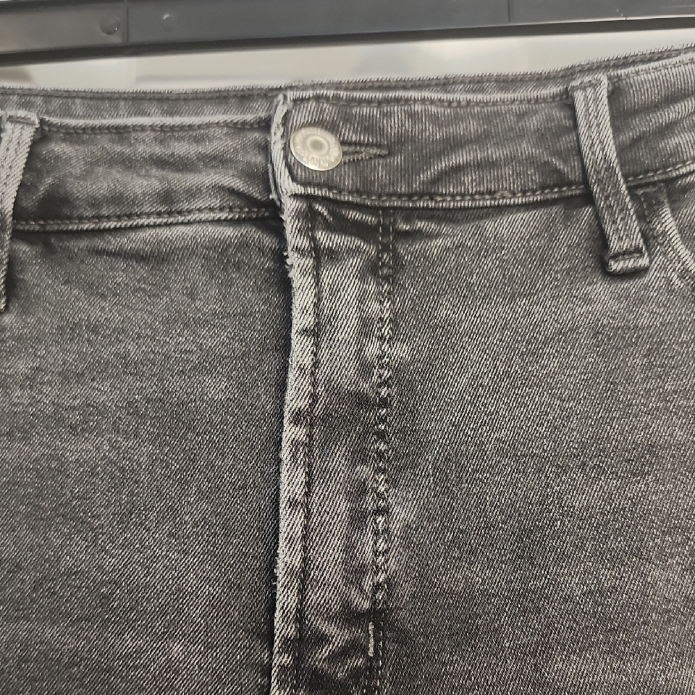 Old Navy Charcoal Distressed Cropped Jeans - Picture 7 of 13